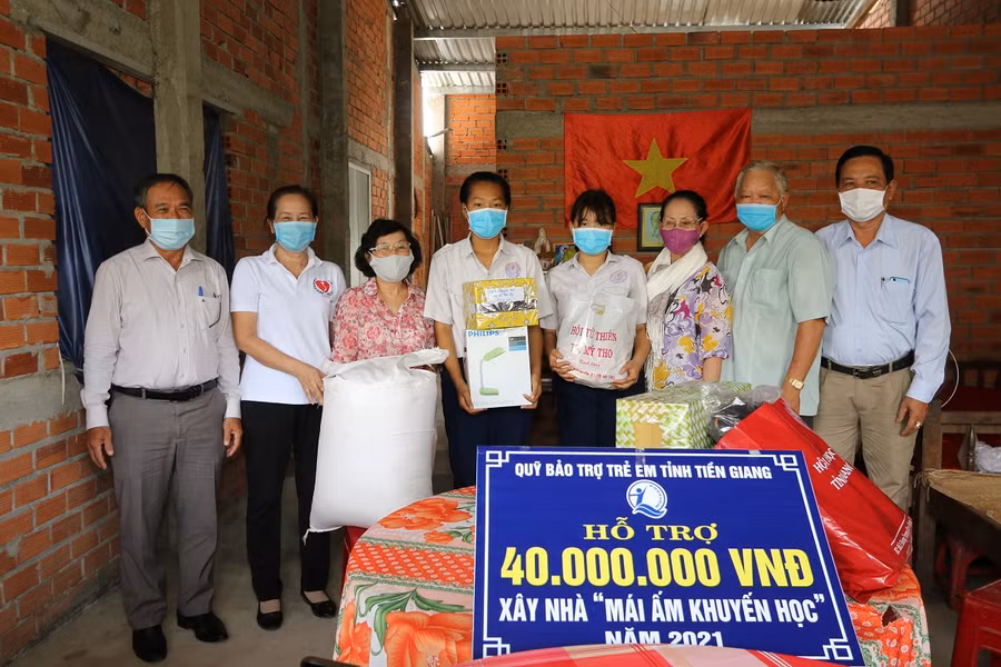 Trao tặng Mái ấm khuyến học cho học sinh tại Thị xã Cai Lậy, Tiền Giang.