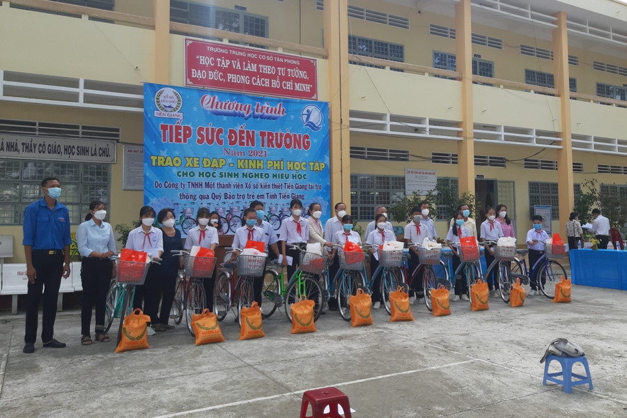 Chương trình Tiếp sức đến trường trao quà, học bổng, xe đạp cho HS nghèo. Chương trình Tiếp sức đến trường trao quà, học bổng, xe đạp cho HS nghèo.