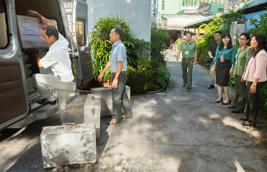Công tác bàn giao, vận chuyển đề thi được giám sát rất chặt chẽ. Công tác bàn giao, vận chuyển đề thi được giám sát rất chặt chẽ.