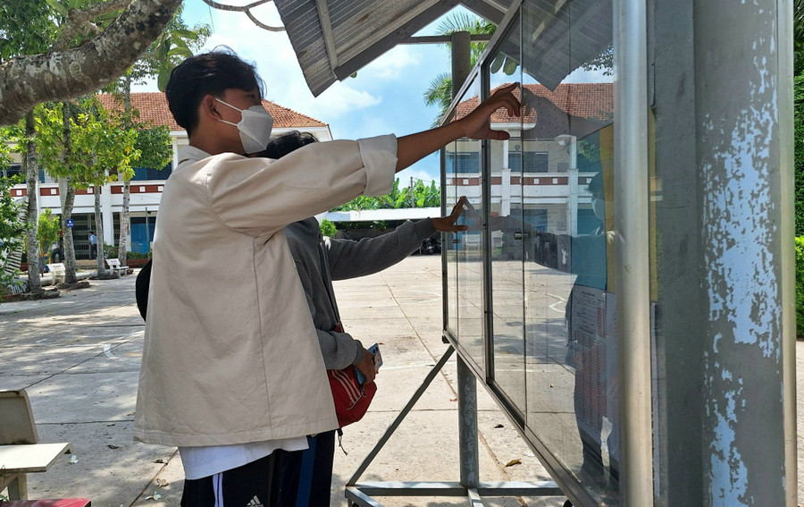 Các thí sinh dự thi tại Điểm thi Trường THPT Nguyễn Khuyến (Thoại Sơn) tranh thủ dò thông tin. Các thí sinh dự thi tại Điểm thi Trường THPT Nguyễn Khuyến (Thoại Sơn) tranh thủ dò thông tin.