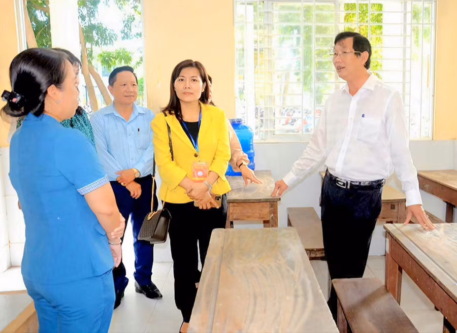 Phó Chủ tịch UBND tỉnh Lê Văn Phước và GĐ Sở GD&amp;ĐT An Giang Trần Thị Ngọc Diễm kiểm tra công tác chuẩn bị kỳ thi tại các điểm thi trong tỉnh.