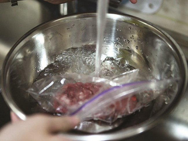 Nguy hại “chết người” khi rã đông thực phẩm hầu như ai cũng mắc ảnh 2 Nguy hại “chết người” khi rã đông thực phẩm hầu như ai cũng mắc ảnh 2