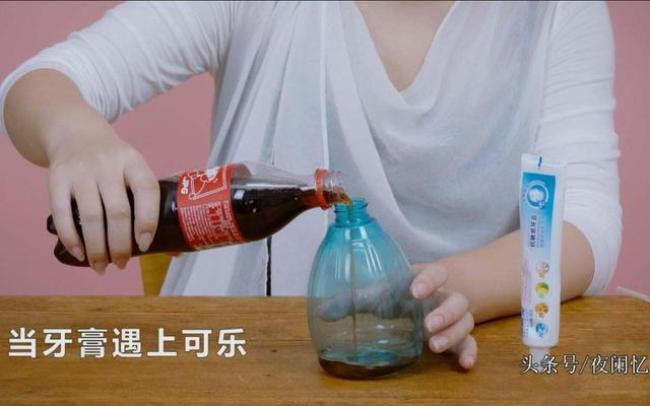 Khi thêm kem đánh răng vào Coca, bạn sẽ không khỏi ngạc nhiên vì công dụng làm sạch vạn năng của nó!