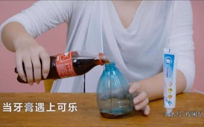Khi thêm kem đánh răng vào Coca, bạn sẽ không khỏi ngạc nhiên vì công dụng làm sạch vạn năng của nó!