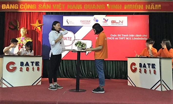 Hai đội thi tranh biện quyết liệt Hai đội thi tranh biện quyết liệt