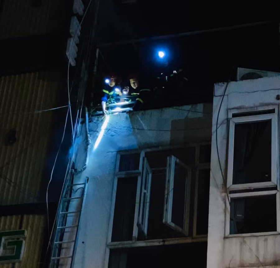 Lực lượng chức năng nhanh chóng triển khai cứu người mắc kẹt bên trong.