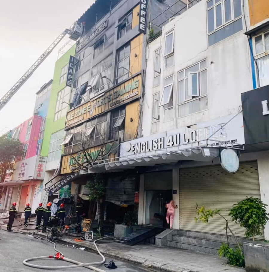 Sau hơn 2 giờ đồng hồ ngọn lửa đã được dập tắt.