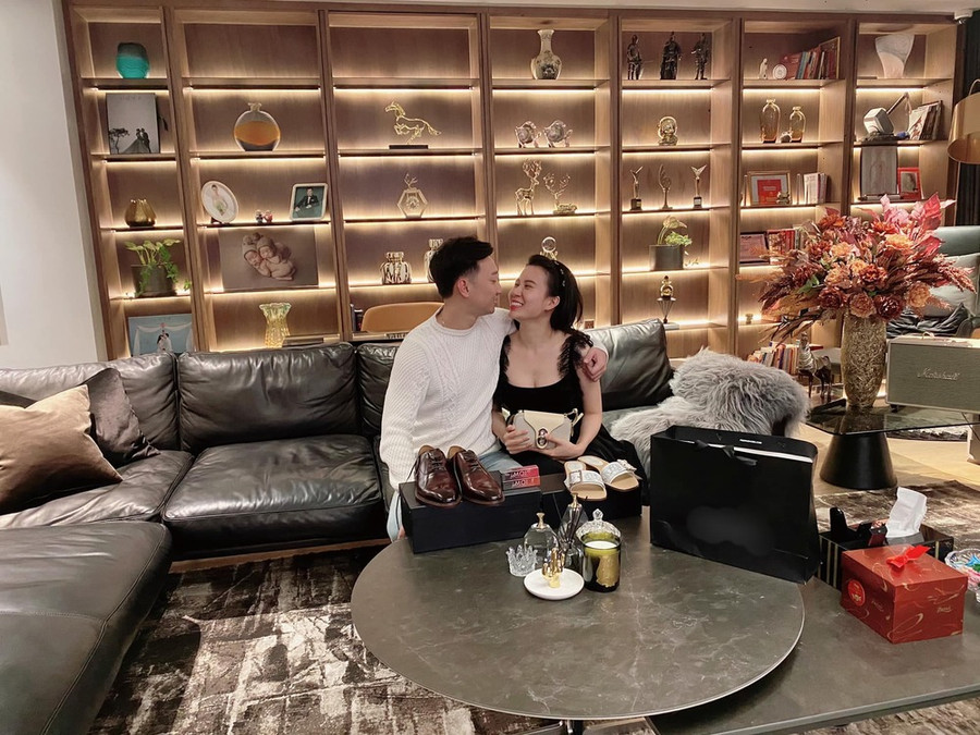 MC Thành Trung chia sẻ hình ảnh bên những món quà tặng bà xã. Anh viết: &quot;Mùng 8/3 đi công tác xa nên tranh thủ ghé cửa hàng tự giác mua quà tặng cho vợ trước luôn. Chúc tất cả các chị em và những người phụ nữ bên cạnh mà tôi yêu thương luôn được bình an, luôn xinh đẹp và hạnh phúc nhé&quot;.