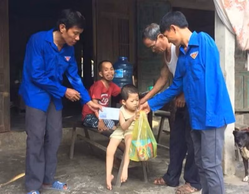 Những hoạt động thiện nguyện giúp đỡ các hoàn cảnh khó khăn của anh Sơn cùng thành viên trong CLB Thanh niên khuyết tật xã Gia Ninh.