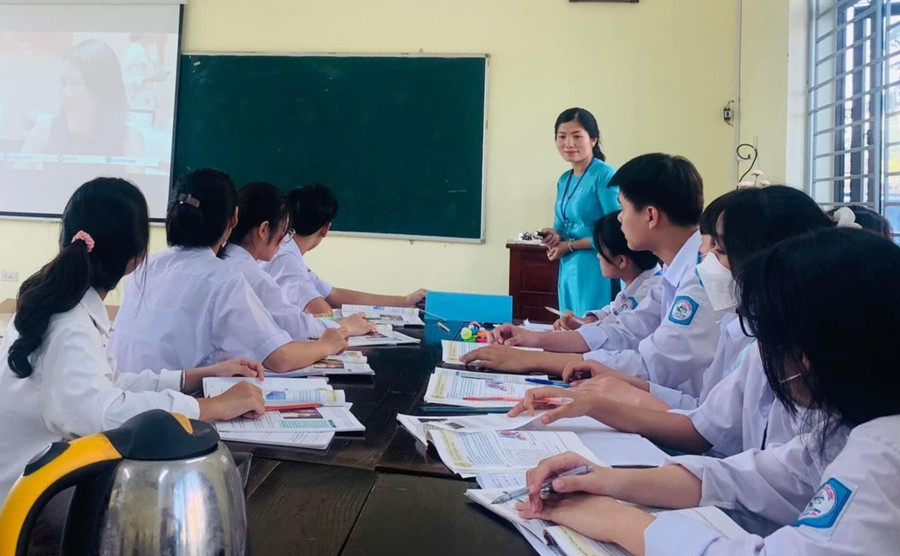 Cô trò Trường THPT Tân Sơn. Cô trò Trường THPT Tân Sơn.