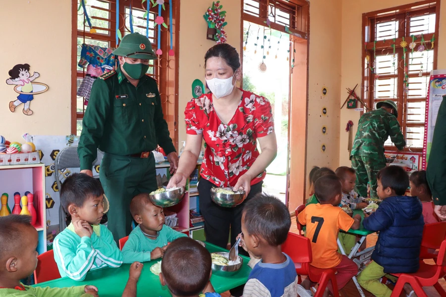 Bữa ăn trưa của học sinh bản Buốc Pát (Mộc Châu, Sơn La) được các chiến sĩ Biên phòng và cô Nguyễn Hương Giang chuẩn bị chu đáo. 