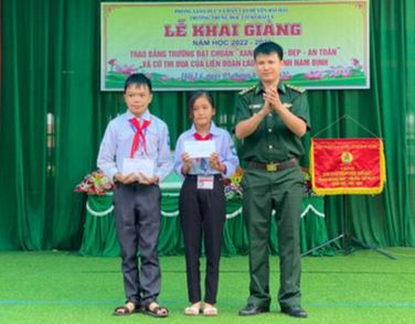 Cán bộ chiến sĩ Đồn Biên phòng Văn Lý (Hải Hậu, Nam Định) luôn đồng hành, động viên các em học sinh khó khăn vươn lên trong học tập. Cán bộ chiến sĩ Đồn Biên phòng Văn Lý (Hải Hậu, Nam Định) luôn đồng hành, động viên các em học sinh khó khăn vươn lên trong học tập.