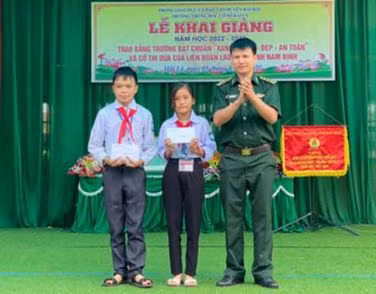 Cán bộ chiến sĩ Đồn Biên phòng Văn Lý (Hải Hậu, Nam Định) luôn đồng hành, động viên các em học sinh khó khăn vươn lên trong học tập.