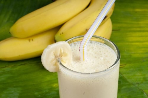 1. Vỏ chuối: Theo Boldsky, chuối là một loại quả thực sự tốt cho sức khỏe của bạn, trong khi đó vỏ chuối lại thực sự rất hữu ích trong đối với răng. Đây là một trong những cách nhanh nhất để làm trắng răng. Tất cả những gì bạn cần làm là dùng vỏ chuối chà nhẹ nhàng lên răng của mình trong vòng 2 phút, sau đó đánh răng lại thật sạch và súc miệng. Các vitamin D và khoáng trong vỏ chuối sẽ giúp bạn có một hàm răng trắng bóng và nụ cười rạng rỡ.