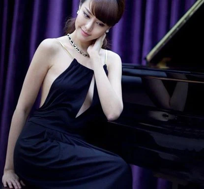 Ngất ngây trước “nữ thần piano” gợi cảm nhất châu Á