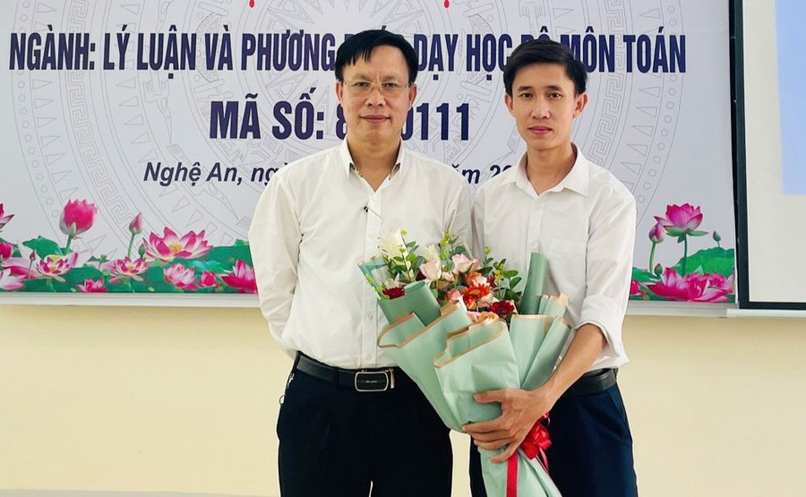 Thầy Nguyễn Văn Tuyên Hoàng (bên phải) vừa bảo vệ luận văn thạc sĩ. Ảnh: NVCC Thầy Nguyễn Văn Tuyên Hoàng (bên phải) vừa bảo vệ luận văn thạc sĩ. Ảnh: NVCC