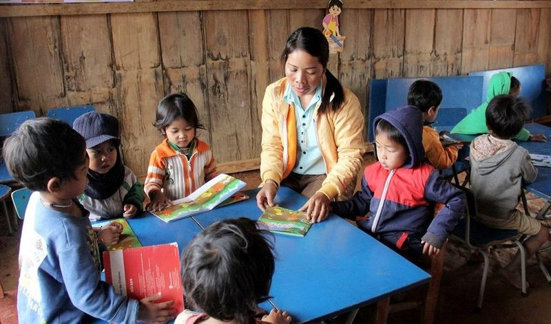 Lớp học của cô giáo Pơloong Thị Nhun tại điểm trường thôn Atu (xã Ch’Ơm, Tây Giang, Quảng Nam). Ảnh: INT Lớp học của cô giáo Pơloong Thị Nhun tại điểm trường thôn Atu (xã Ch’Ơm, Tây Giang, Quảng Nam). Ảnh: INT