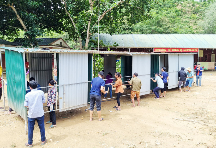 Giáo viên Trường Tiểu học Lượng Minh chuẩn bị mặt bằng xây nhà ở bán trú cho học sinh.