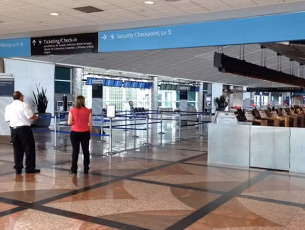 Kiện hàng khả nghi gây náo loạn Sân bay quốc tế Denver ở Mỹ