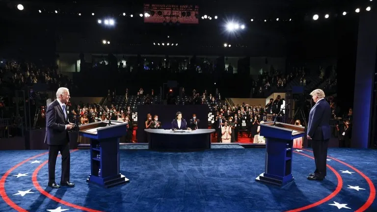 Ông Donald Trump và Joe Biden tranh luận trong cuộc tranh luận tổng thống tại Đại học Belmont ở Nashville, Tennessee, ngày 22 tháng 10 năm 2020.