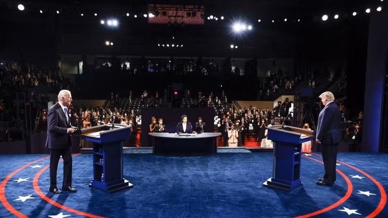 Ông Donald Trump và Joe Biden tranh luận trong cuộc tranh luận tổng thống tại Đại học Belmont ở Nashville, Tennessee, ngày 22 tháng 10 năm 2020.