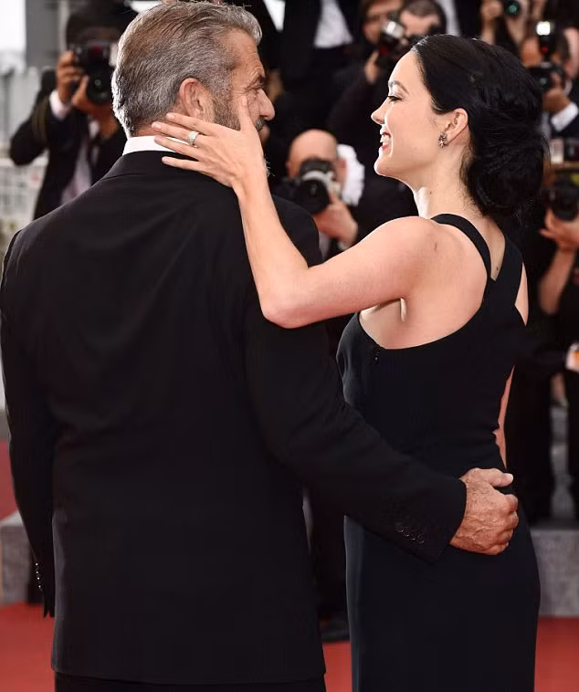  Rosalind Ross âu yếm người tình. 