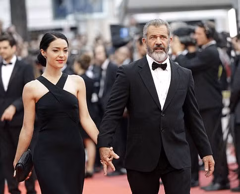 Mel Gibson ngọt ngào bên bạn gái kém 35 tuổi ảnh 10