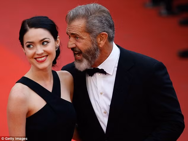  Mel không thể rời mắt khỏi bạn gái kém anh 35 tuổi. 