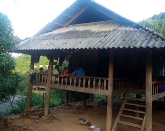 Người dân trong bản đến nhà nạn nhân chia buồn (Ảnh: Phú Lữ).