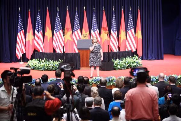 Tổng thống Obama mở đầu bài phát biểu bằng bài thơ "Nam quốc sơn hà" ảnh 12