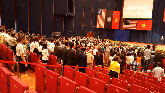  Lễ chào cờ bắt đầu sớm hơn dự kiến. 