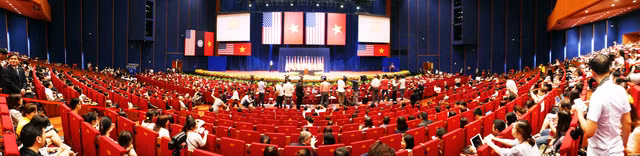  Toàn cảnh hội trường Trung tâm Hội nghị Quốc gia trước thời điểm Tổng thống Obama xuất hiện. 