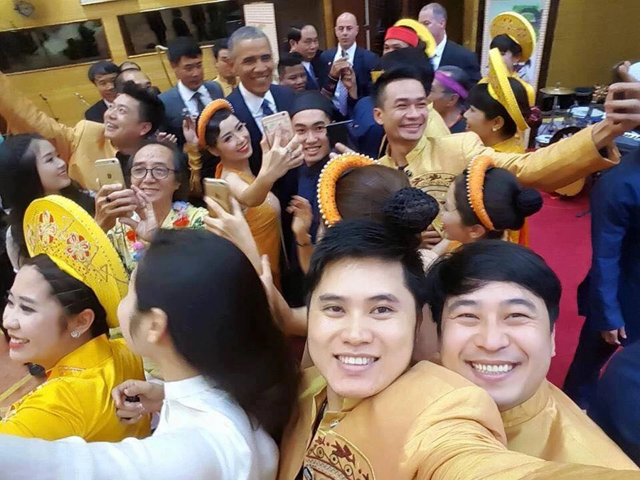 Bức ảnh Tổng thống Obama trong vòng vây selfie của nghệ sỹ Việt gây sốt