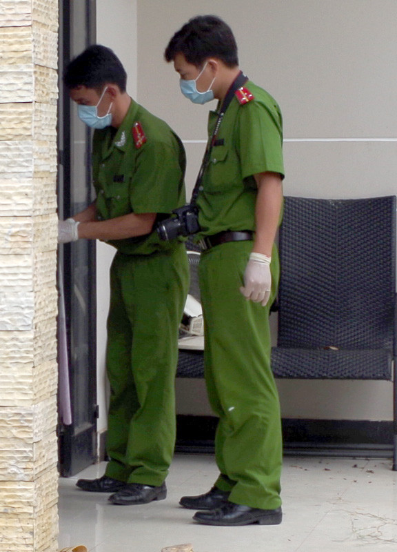 Cơ quan điều tra khám nghiệm, thu thập chứng cứ tại hiện trường vụ thảm sát