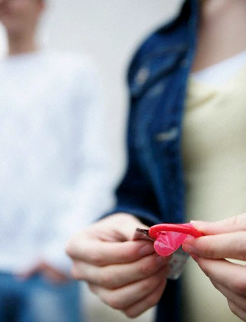Gia đình tan nát vì chiếc bao cao su trong ví vợ