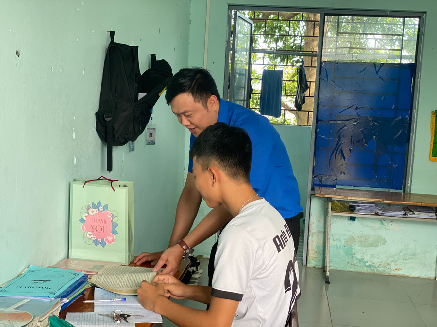 Đại diện Thành đoàn Đà Nẵng thăm hỏi tình hình ôn tập của thí sinh người đồng bào Cơ tu trước ngày tham dự Kỳ thi tốt nghiệp THPT năm 2023. Đại diện Thành đoàn Đà Nẵng thăm hỏi tình hình ôn tập của thí sinh người đồng bào Cơ tu trước ngày tham dự Kỳ thi tốt nghiệp THPT năm 2023.