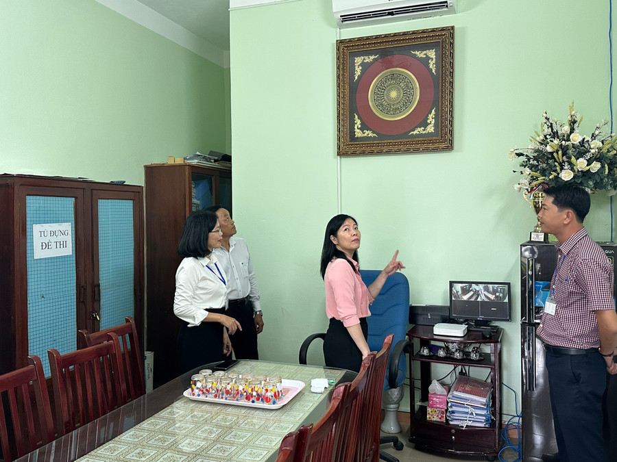 Đoàn kiểm tra công tác thi tại điểm thi Trường THCS Tây Sơn kiểm tra hoạt động của các thiết bị liên quan đến công tác bảo mật, giám sát tại phòng bảo quản đề thi, bài thi. Đoàn kiểm tra công tác thi tại điểm thi Trường THCS Tây Sơn kiểm tra hoạt động của các thiết bị liên quan đến công tác bảo mật, giám sát tại phòng bảo quản đề thi, bài thi.