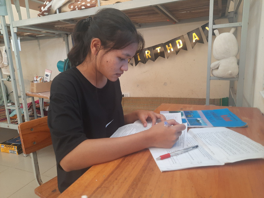 Em Đinh Thị Kiều Vy tranh thủ xem lại đề cương ôn tập trước ngày dự thi tốt nghiệp THPT 2023. Em Đinh Thị Kiều Vy tranh thủ xem lại đề cương ôn tập trước ngày dự thi tốt nghiệp THPT 2023.