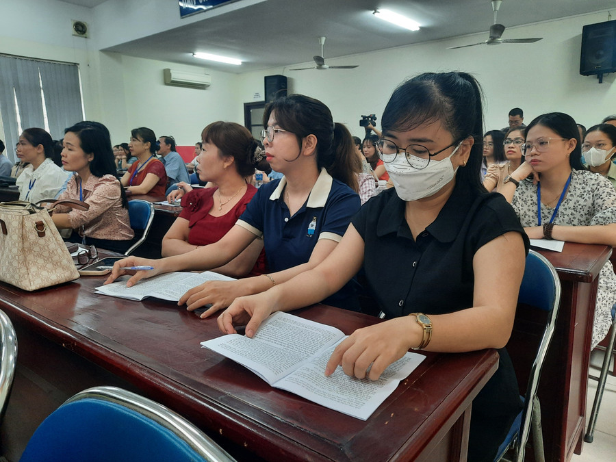 Mỗi cán bộ làm công tác thi tại các điểm thi tốt nghiệp THPT năm 2023 của Đà Nẵng đều được trang bị cẩm nang với những nội dung liên quan đến nghiệp vụ thi. Mỗi cán bộ làm công tác thi tại các điểm thi tốt nghiệp THPT năm 2023 của Đà Nẵng đều được trang bị cẩm nang với những nội dung liên quan đến nghiệp vụ thi.