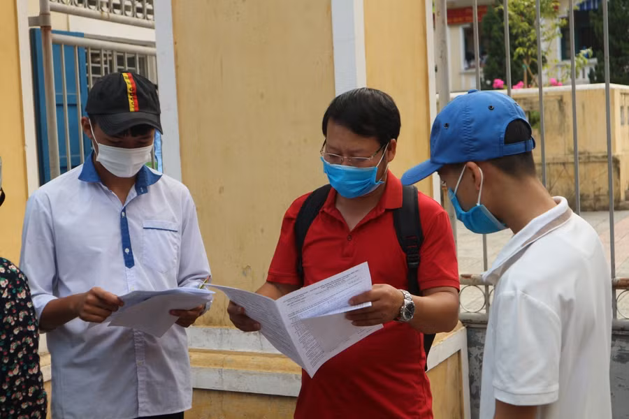 Phụ huynh đưa con em đến thi từ sớm.