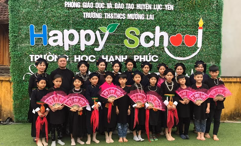 Thành viên CLB “Khắp cọi” chụp ảnh lưu niệm cùng nghệ nhân sau một buổi biểu diễn.