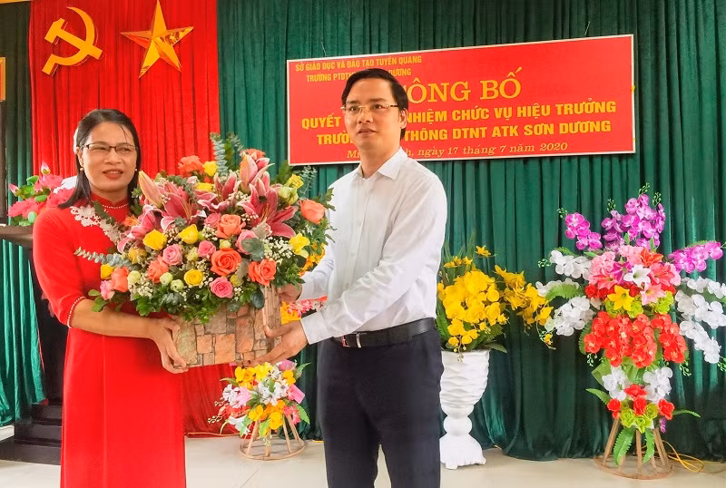 Cô Đỗ Thị Vân Đông nhận quyết định bổ nhiệm Hiệu trưởng Trường Phổ thông dân tộc nội trú ATK Sơn Dương và hoa chúc mừng của Giám đốc Sở GD&amp;ĐT Tuyên Quang. Ảnh: NVCC
