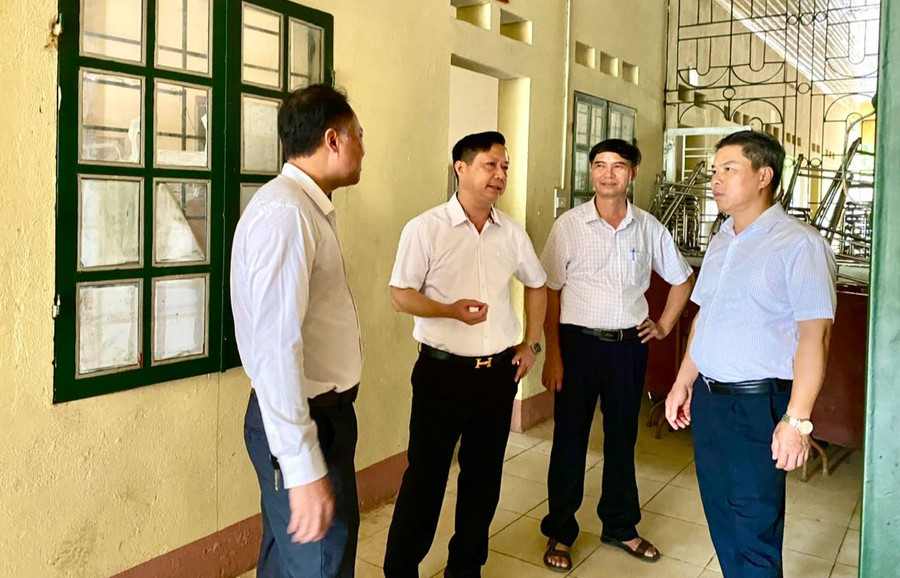 Ban Chỉ đạo thi tốt nghiệp THPT kiểm tra khu vực bán trú tại Điểm thi số 1 huyện Bảo Yên (Lào Cai). Ban Chỉ đạo thi tốt nghiệp THPT kiểm tra khu vực bán trú tại Điểm thi số 1 huyện Bảo Yên (Lào Cai).