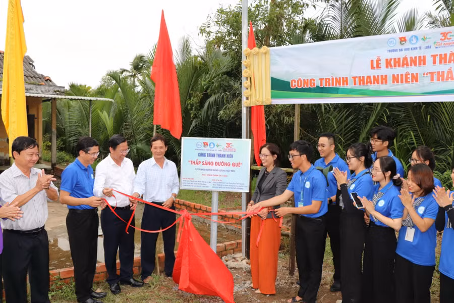 Chương trình thắp sáng đường quê được sinh viên Trường Đại học Kinh tế - Luật, Đại học Quốc gia TPHCM thực hiện tháng 7/2023. Ảnh: UEL