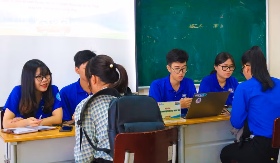 Sinh viên Trường Đại học Sư phạm TPHCM phỏng vấn sinh viên tham gia Mùa Hè xanh 2024. Ảnh: HCMUE