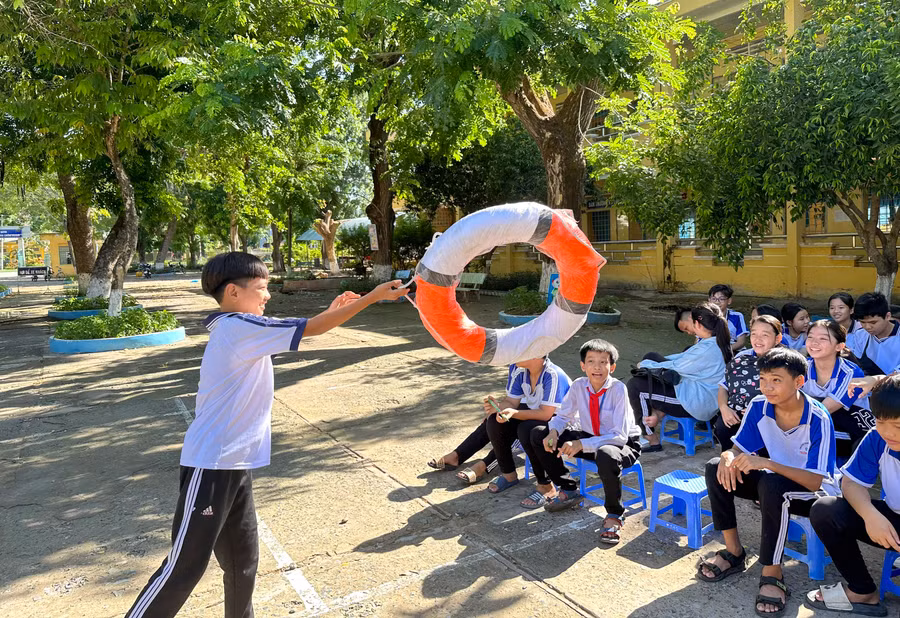 Học sinh tỉnh Đồng Tháp học kỹ năng bơi lội phòng chống đuối nước. Ảnh: T. Thật