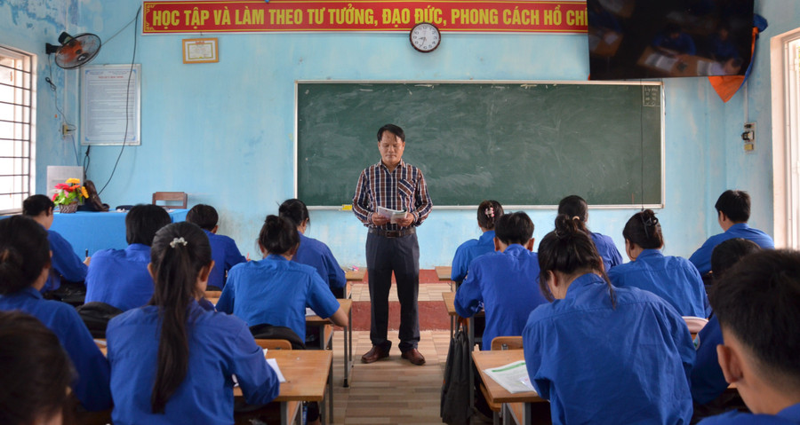 Thầy giáo Mai Trạm Anh dành trọn tâm huyết cho thế hệ học sinh trên đảo