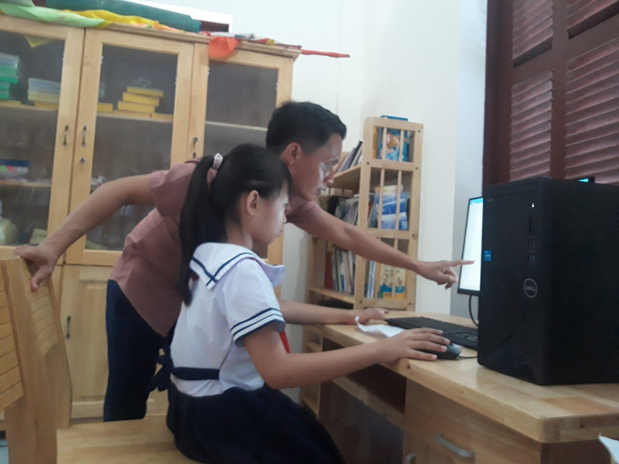 “Thầy” Nguyễn Thiên An hướng dẫn Nguyễn Phạm Yến Trinh học bài.
