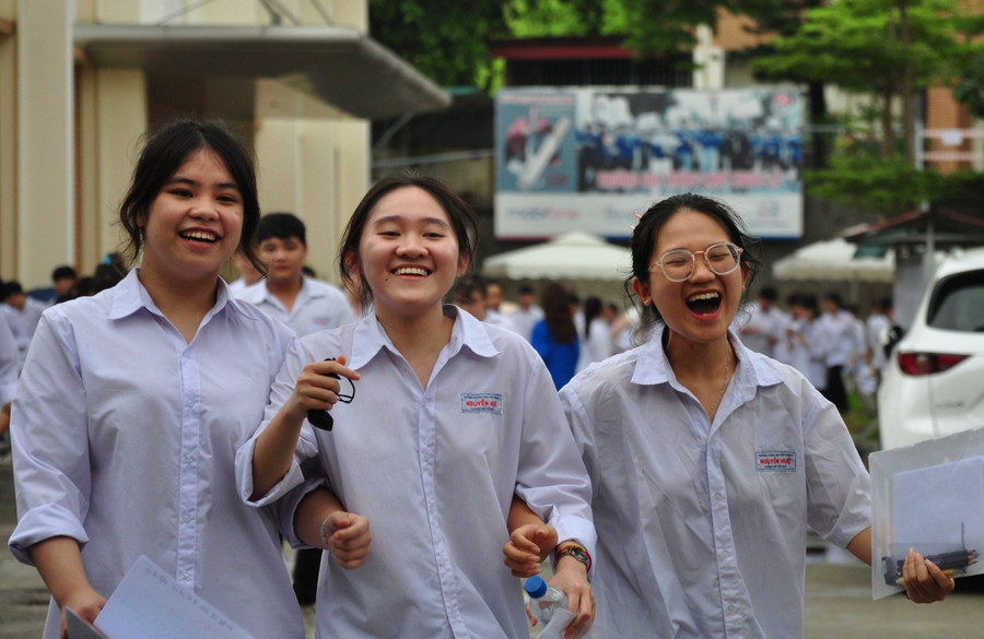 Học sinh Trường chuyên Nguyễn Tất Thành (Yên Bái) vui mừng rời phòng thi. Học sinh Trường chuyên Nguyễn Tất Thành (Yên Bái) vui mừng rời phòng thi.