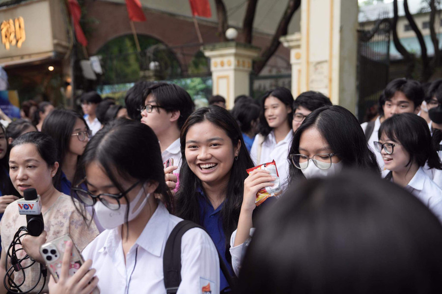 Thí sinh rời điểm thi Trường THPT Việt Đức (Hà Nội) với nụ cười "tỏa nắng". Thí sinh rời điểm thi Trường THPT Việt Đức (Hà Nội) với nụ cười "tỏa nắng".